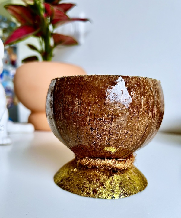 Bougie au Monoï de Tahiti dans une Noix de Coco