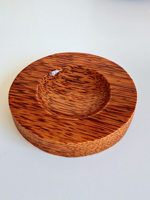 Socle en bois de cocotier au veinage tigré, diamètre 9 cm